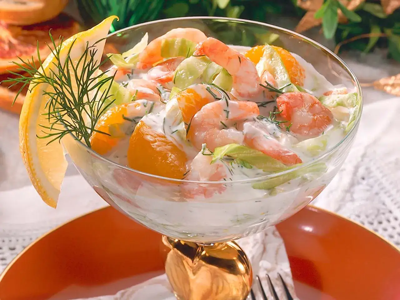 Erfrischender Krabbencocktail mit s&uuml;&szlig;en Mandarinenst&uuml;cken und Dill in einer cremigen Sauce, garniert mit einer Zitronenspalte.