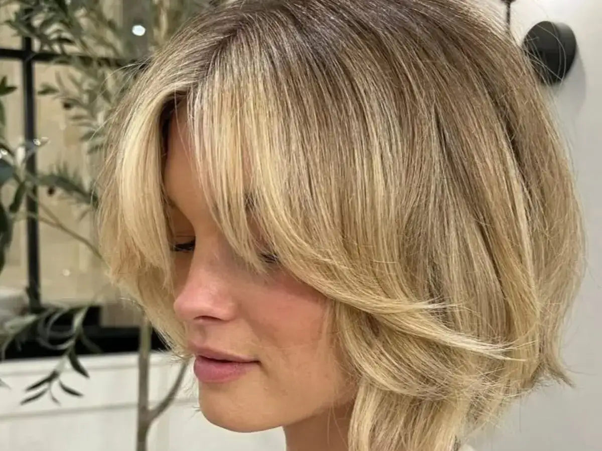 Blond pixie bob z warstwami i grzywką, idealny dla nowoczesnej kobiety.