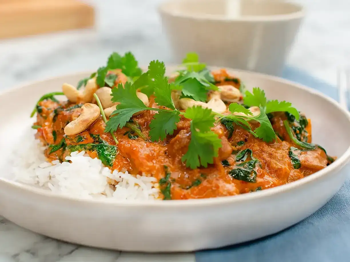 En krämig kycklingrätt med ris, garnerad med cashewnötter och koriander. Ett perfekt chicken masala recept för en smakrik middag.
