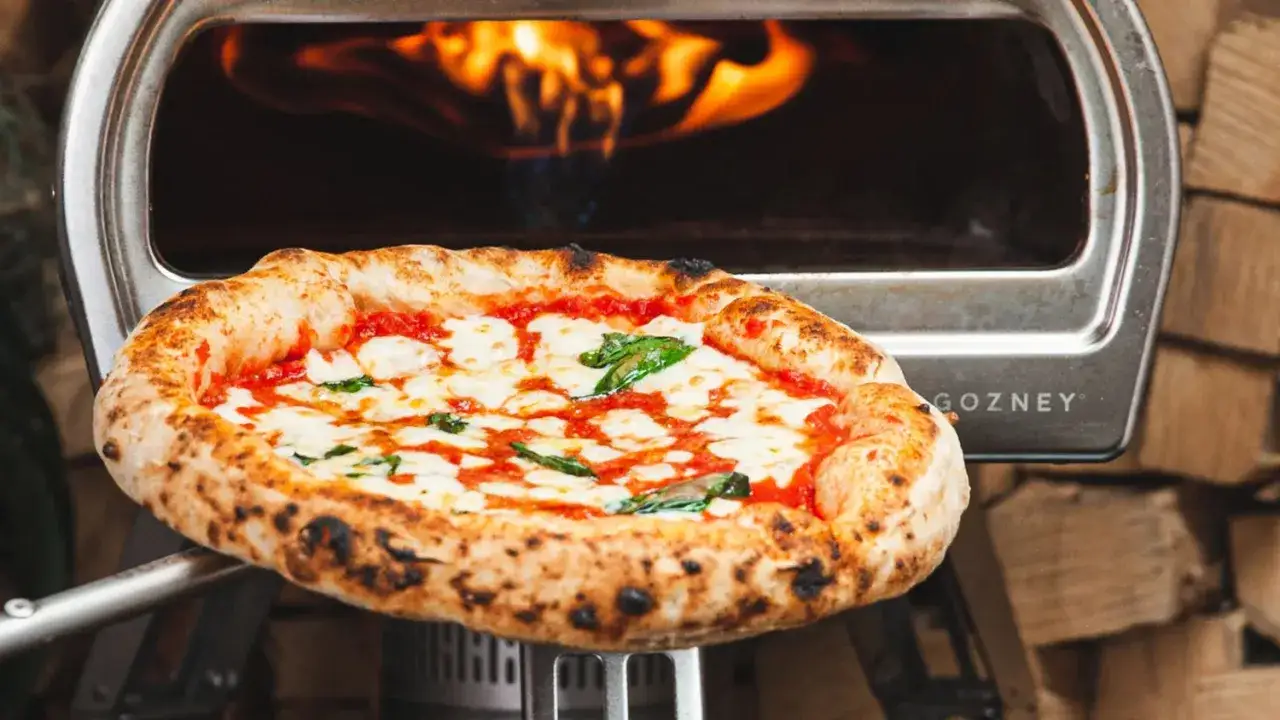 Frisch gebackene Pizza Margherita, perfekt gegart im Gozney Ofen. So wird eine Biga zu einer k&ouml;stlichen Pizza!