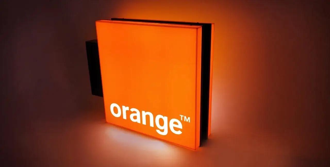 Panneau lumineux orange en plexi, logo