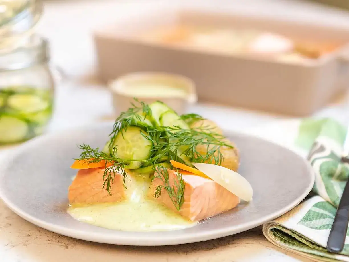 Läckert inkokt lax med dill, gurka och en krämig sås. En klassisk svensk rätt som smakar sommar.