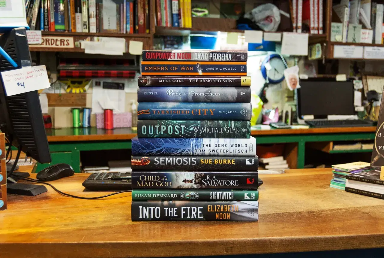 Stapel von Büchern, die zum mehr lesen sci-fi and fantasy einladen. Von