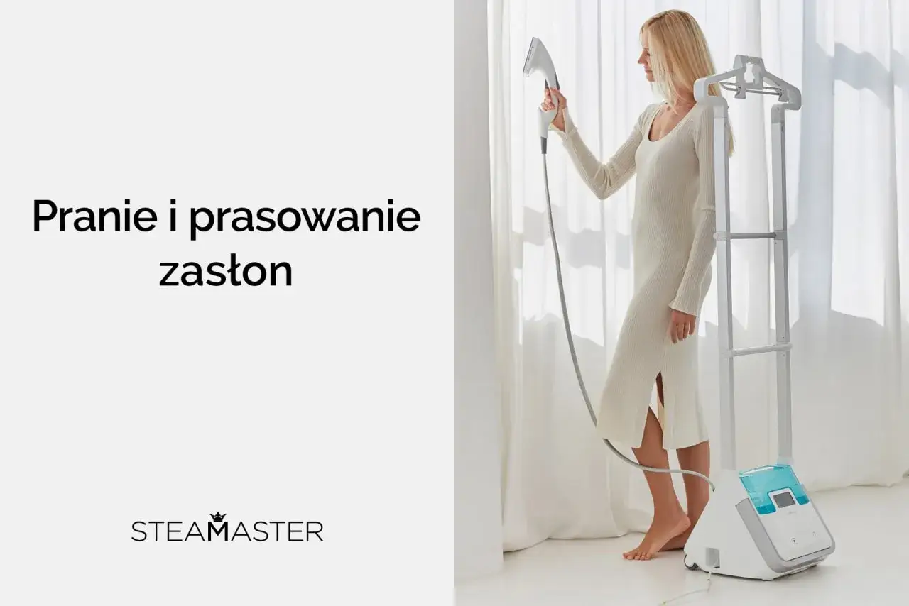 Kobieta prasuje zasłony parownicą. Dowiedz się, jak prać zasłony z poliestru, by wyglądały jak nowe.