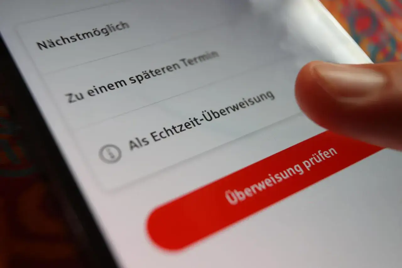 Finger tippt auf 