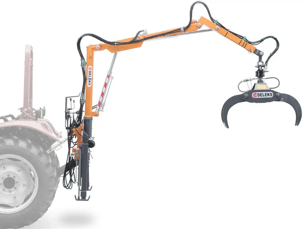 Ein orangefarbener Kranarm mit Greifer, montiert an einem Traktor. Perfekt für das Heben von Holz.