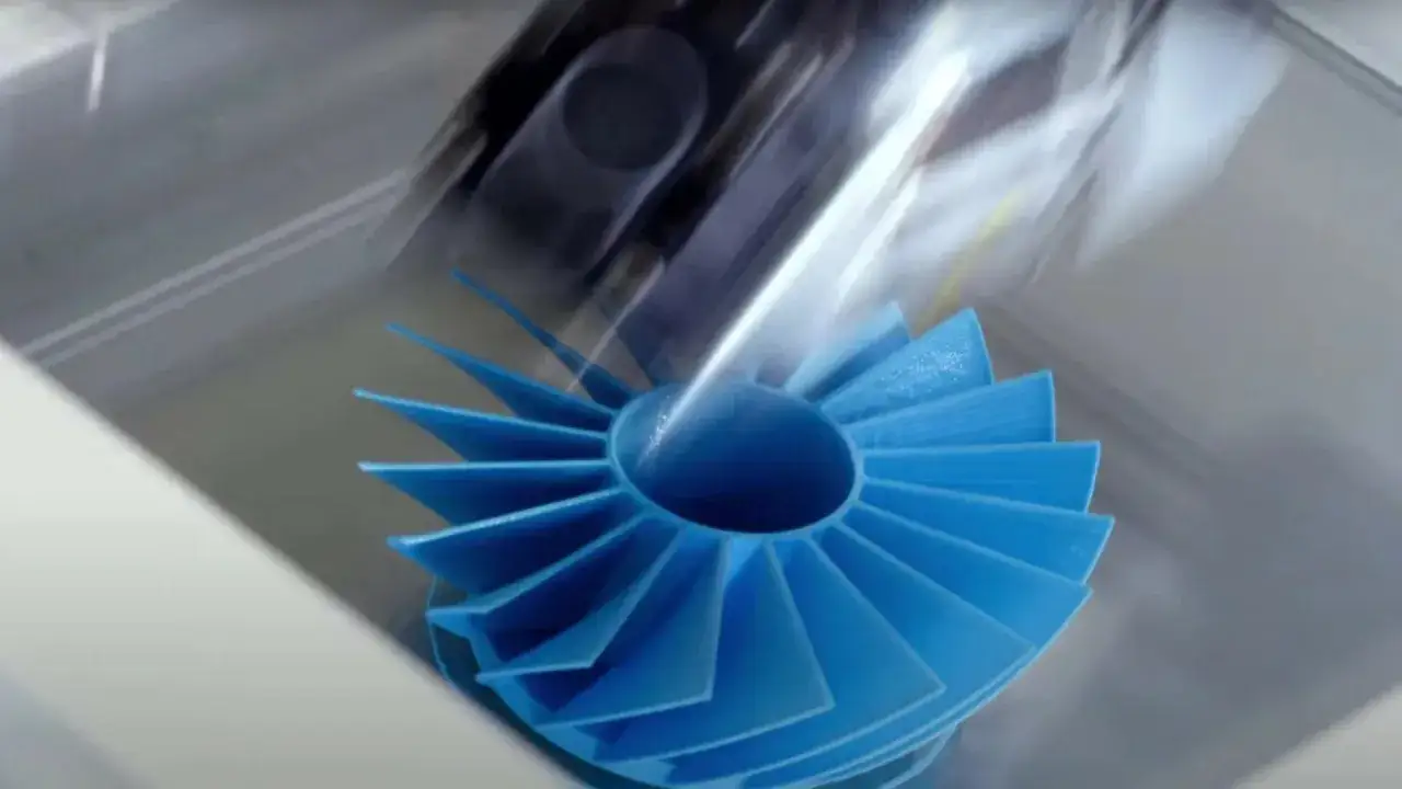 Niebieski wirnik z materiału PLA powstaje w drukarce 3D.