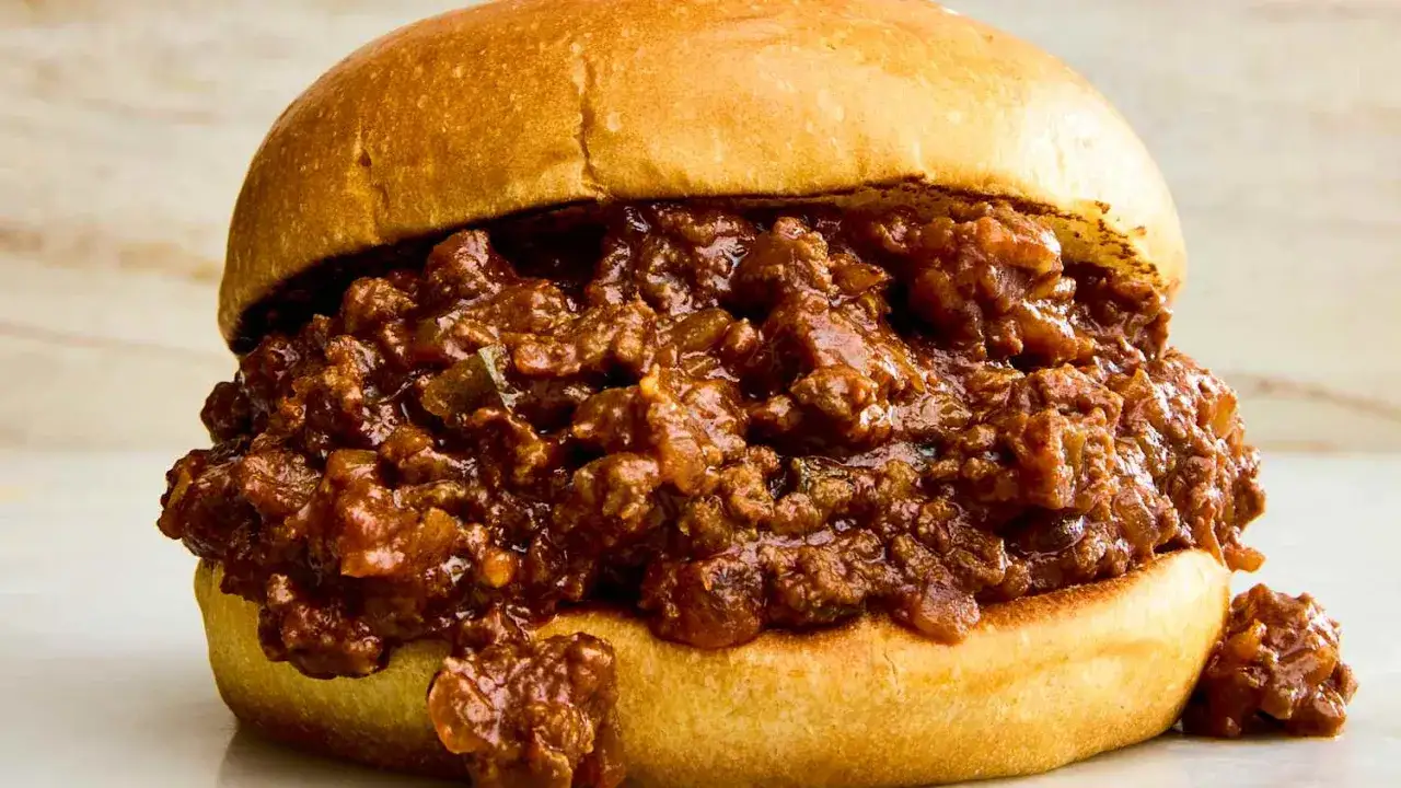 En saftig sloppy joe med köttfärs och en gyllene bulle.
