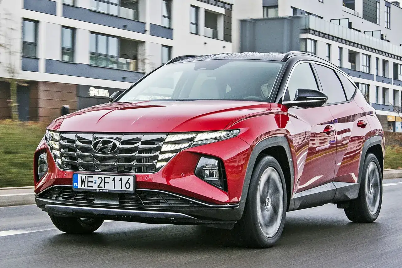 Czerwony Hyundai Tucson 1.6 benzyna 150KM w ruchu miejskim. Sprawdzamy, ile pali ten SUV.