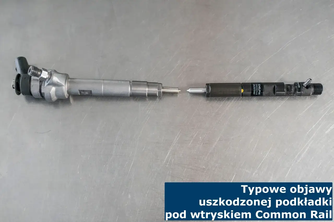 Dwa wtryskiwacze Common Rail, jeden z widoczną uszkodzoną podkładką pod wtryskiem, leżą obok siebie na metalowej powierzchni.