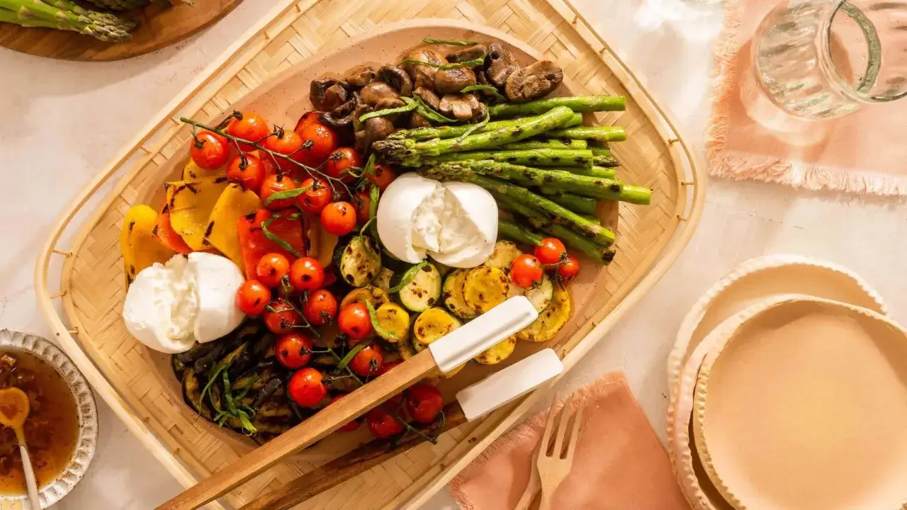 Ein bunter Teller mit gegrilltem Gemüse, Burrata und Kirschtomaten – perfekt für low carb grillen.