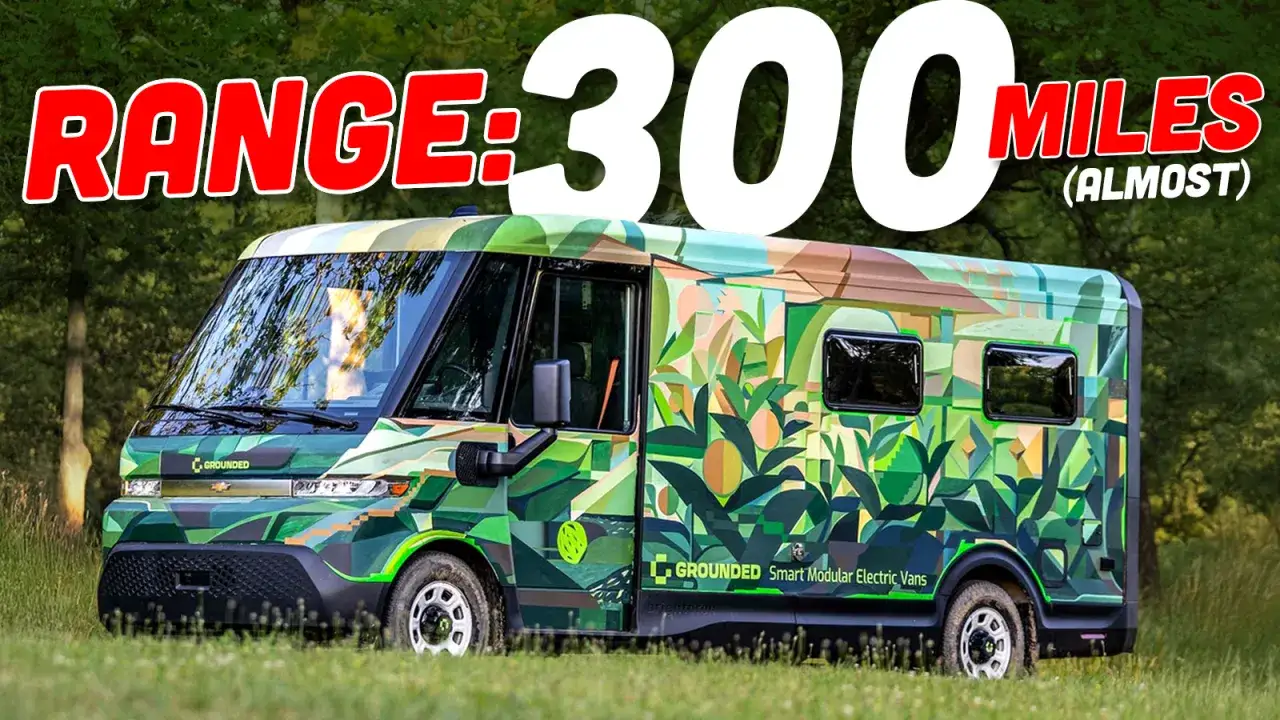 Un camper elettrico Grounded con un'autonomia di quasi 300 miglia, decorato con un vivace motivo botanico, pronto per l'avventura.