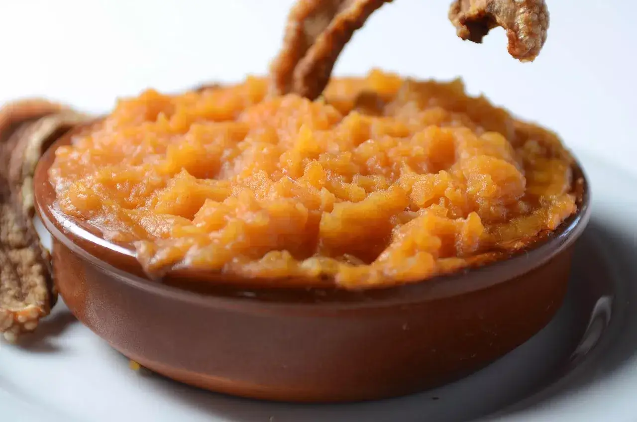Puré de calabaza, un plato tradicional de la comida típica de Ávila, servido en cuenco de barro con trozos de chicharrón.