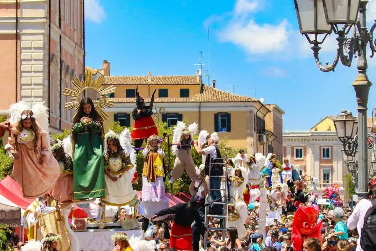 Una processione con angeli e figure religiose, un esempio vivace delle tradizioni italiane.