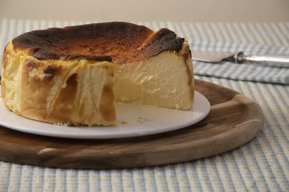 Tarta de queso casera de la abuela, con su exterior caramelizado y cremoso interior. ¡Un clásico irresistible!