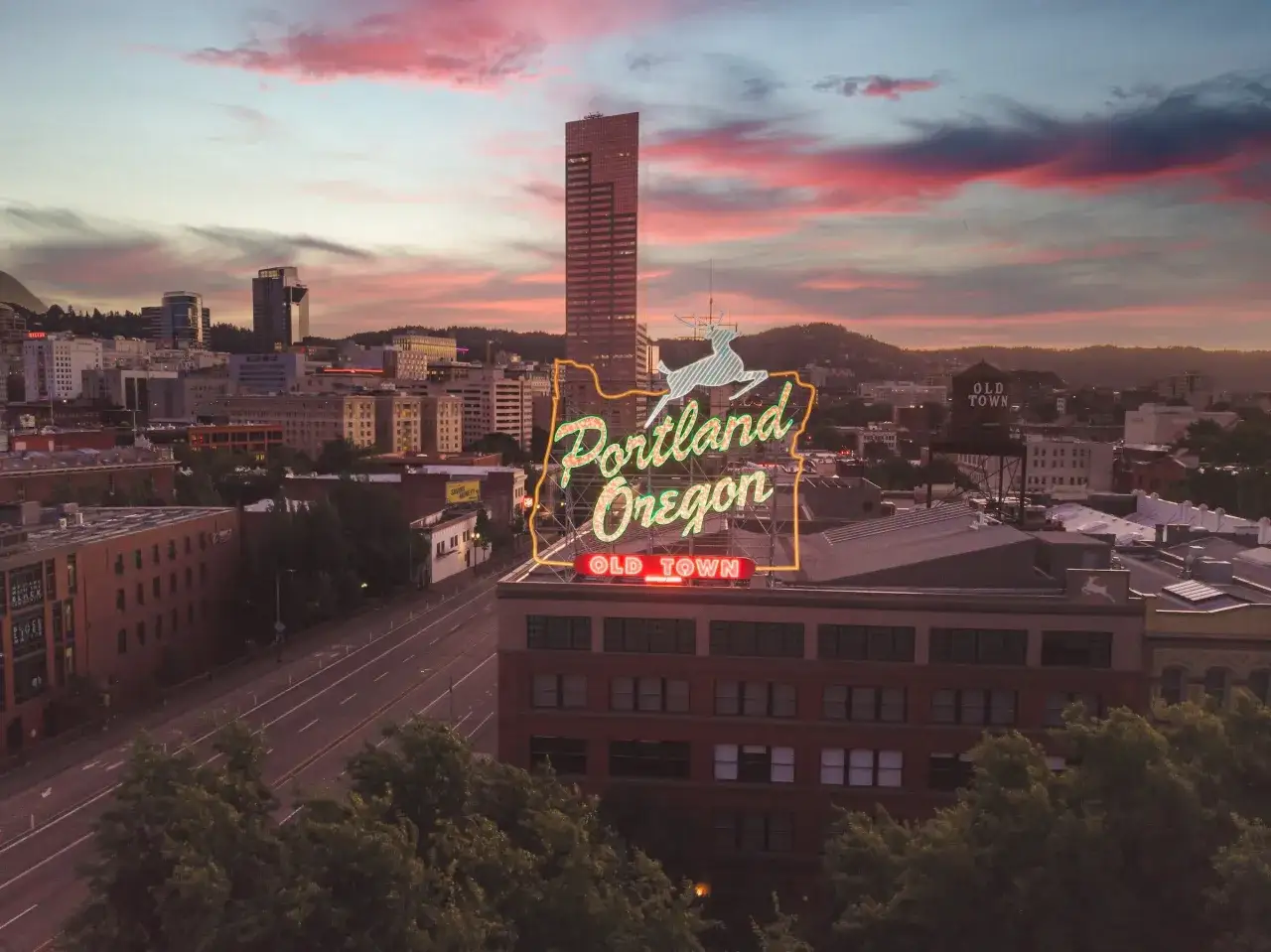 Zachód słońca nad Portland, Oregon. Neonowy napis 