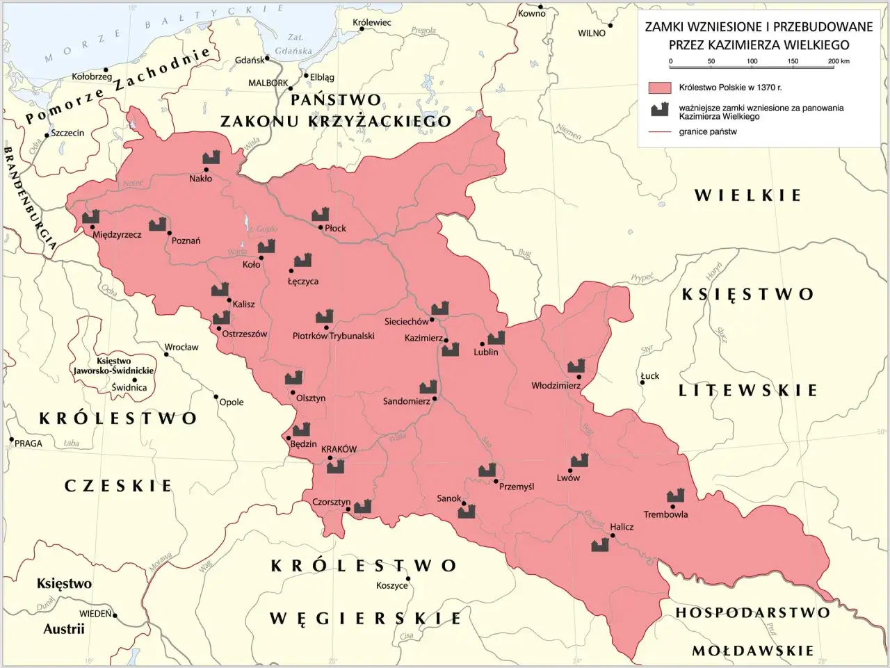 Mapa przedstawia Królestwo Polskie za Kazimierza Wielkiego, z zaznaczonymi zamkami wzniesionymi lub przebudowanymi w tym okresie.