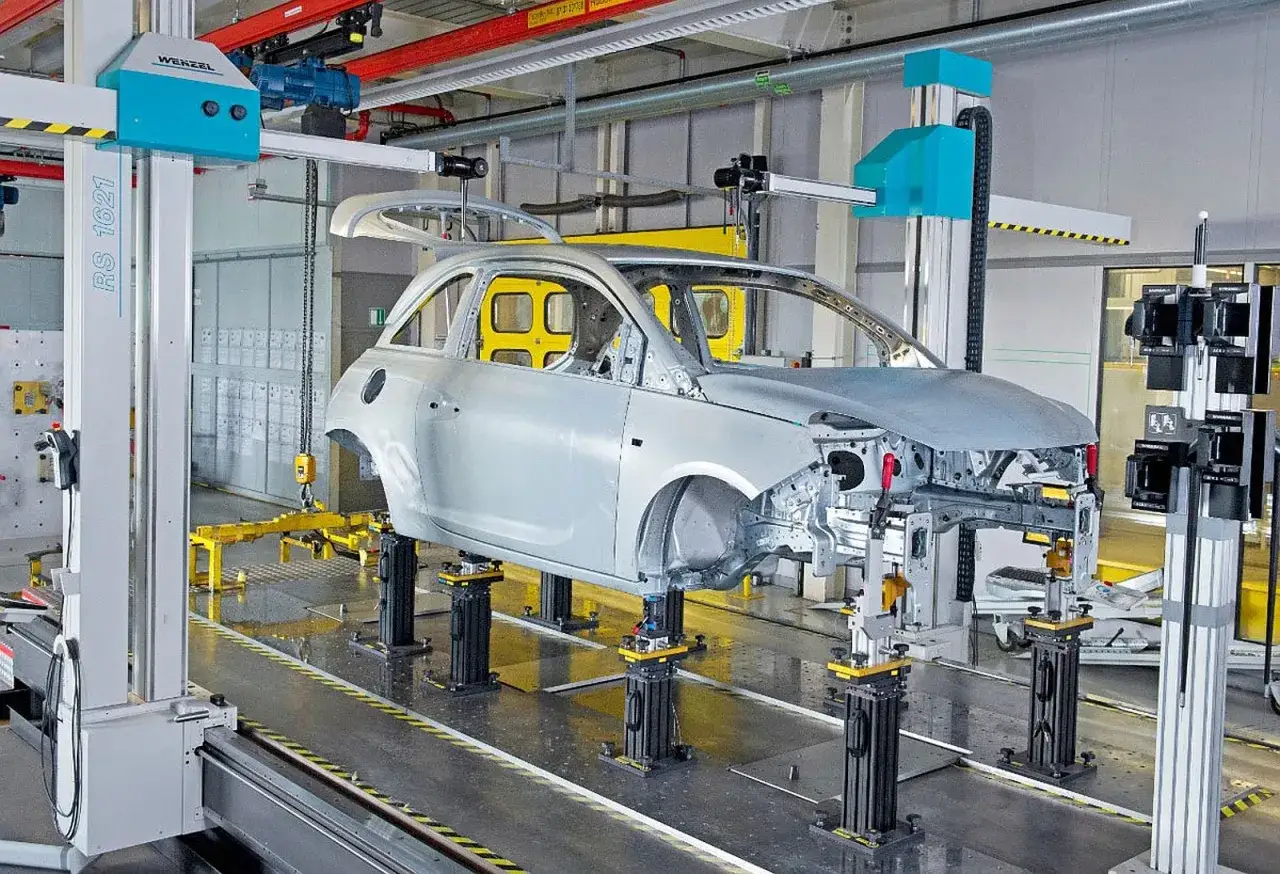 Karoseria samochodu na linii produkcyjnej, poddawana kontroli jakości. Czy Hyundai ma ocynkowane blachy? To pytanie nurtuje wielu kierowców.