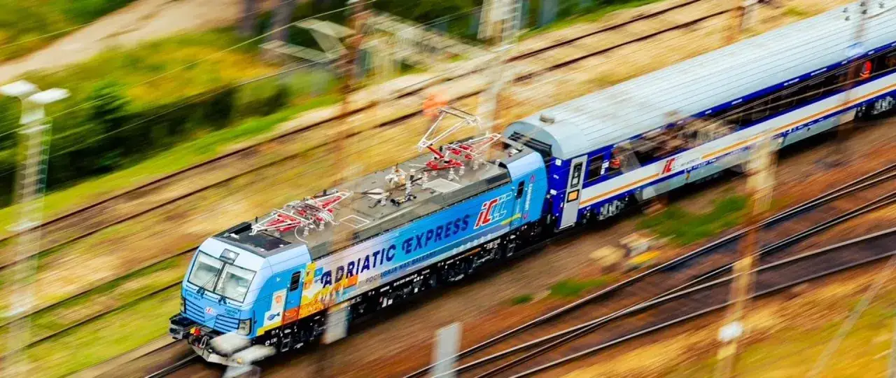 Pociąg PKP Adriatic Express pędzi po torach. Idealny na wakacyjny bilet PKP!