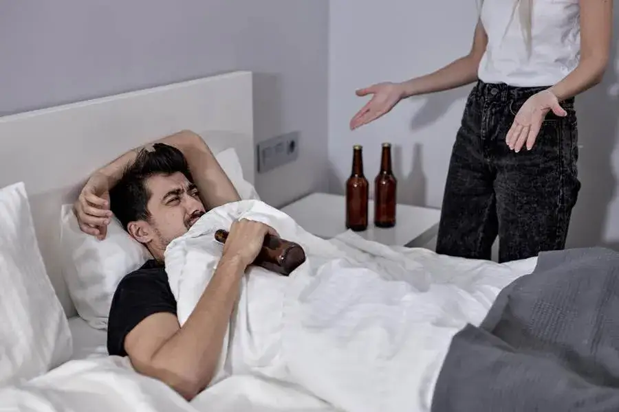 osoba pije wodę relaks po alkoholu