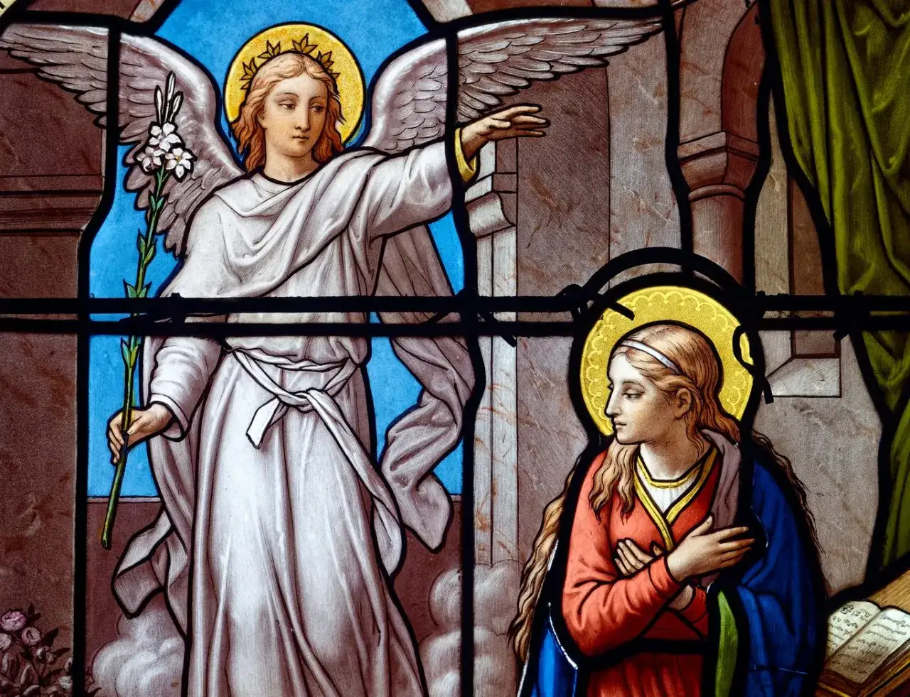 Witraż przedstawia zwiastowanie Maryi. Archanioł Gabriel z lilią w dłoni ogłasza jej dobrą nowinę.