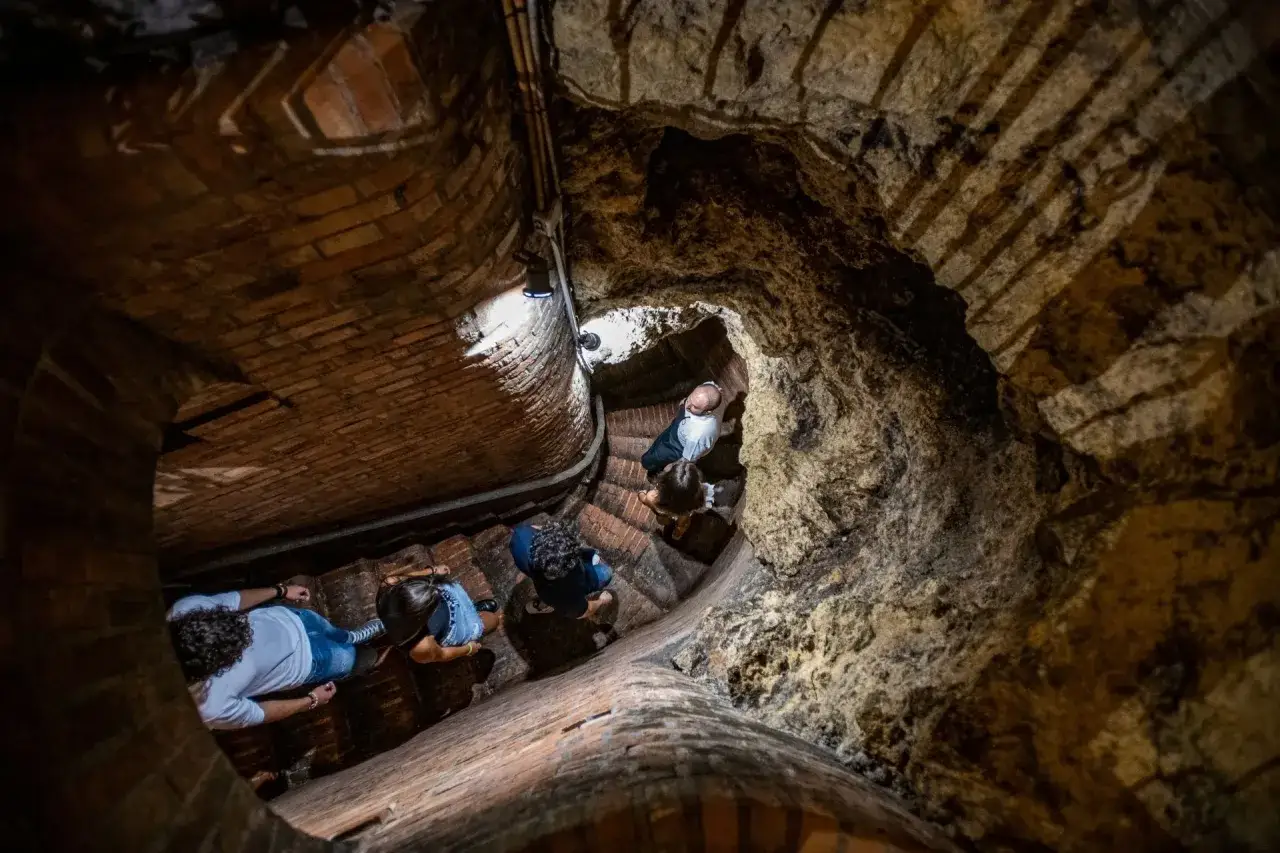Scendendo scale a chiocciola in mattoni e tufo, scopri i segreti sotterranei di Montepulciano. Cosa vedere in questo affascinante viaggio nel tempo.