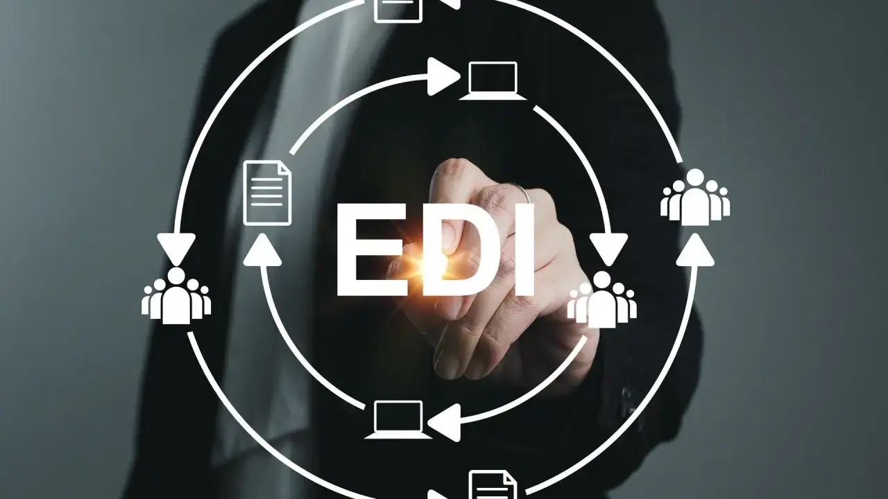 Ręka dotyka napisu EDI, symbolizując elektroniczną wymianę danych między firmami, z ikonami ludzi, dokumentów i komputerów w obiegu.