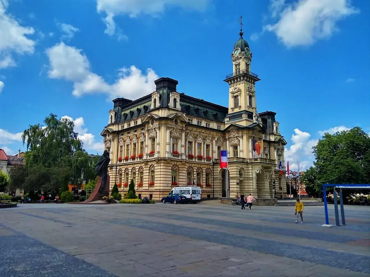 Ratusz w Nowym Sączu, imponująca budowla z wieżą zegarową, to jedna z głównych atrakcji miasta.