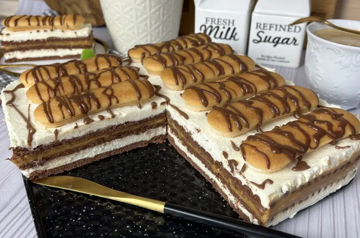 Pyszne ciasta bez pieczenia z mascarpone, przełożone kremem i biszkoptami, polane czekoladą. Idealne na deser.