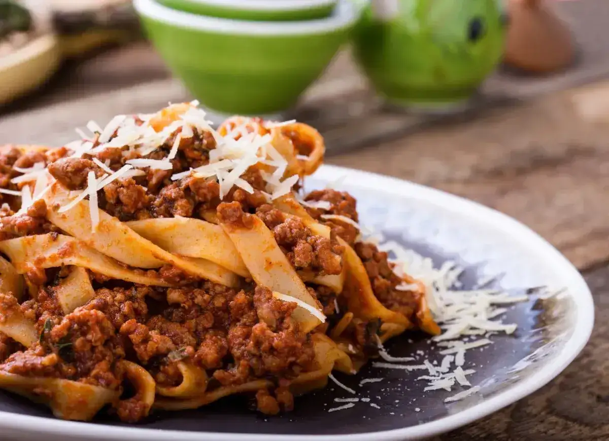 Pappardelle z bogatym sosem bolognese. Idealne mięso do spaghetti to właśnie mielona wołowina i wieprzowina, duszona z pomidorami i ziołami.