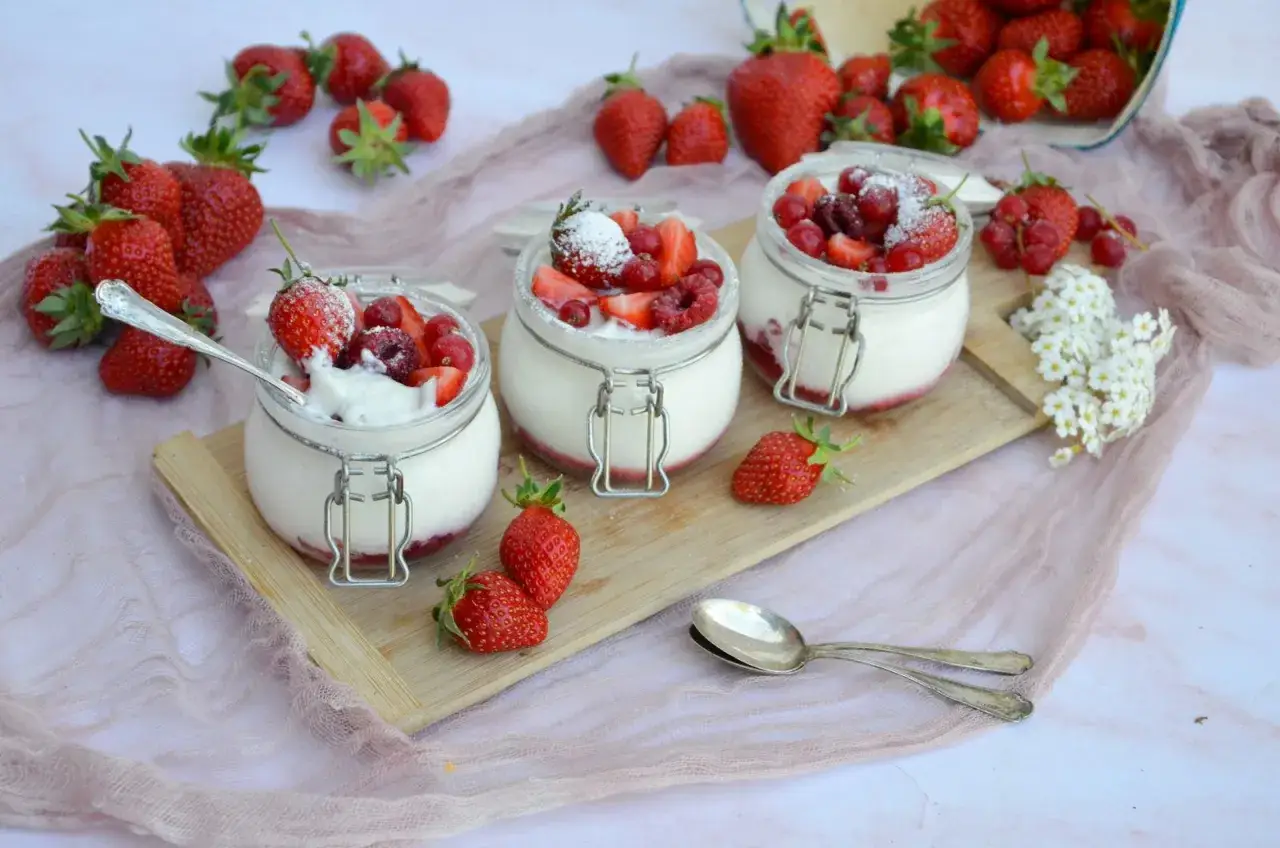 Trois pots de dessert fromage blanc rapide garnis de fruits rouges frais et de sucre glace. Une idée gourmande et facile à réaliser.