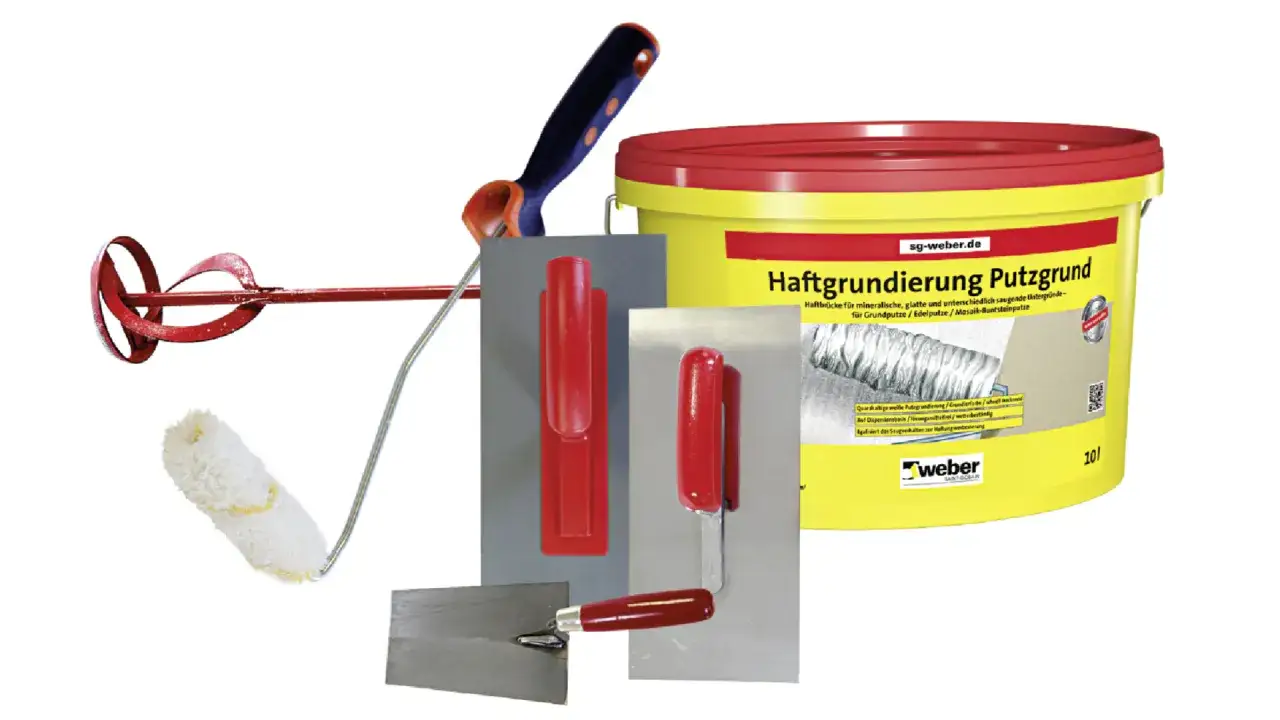 Werkzeuge und Haftgrundierung f&uuml;r die Vorbereitung, wie man eine Wand verputzt.