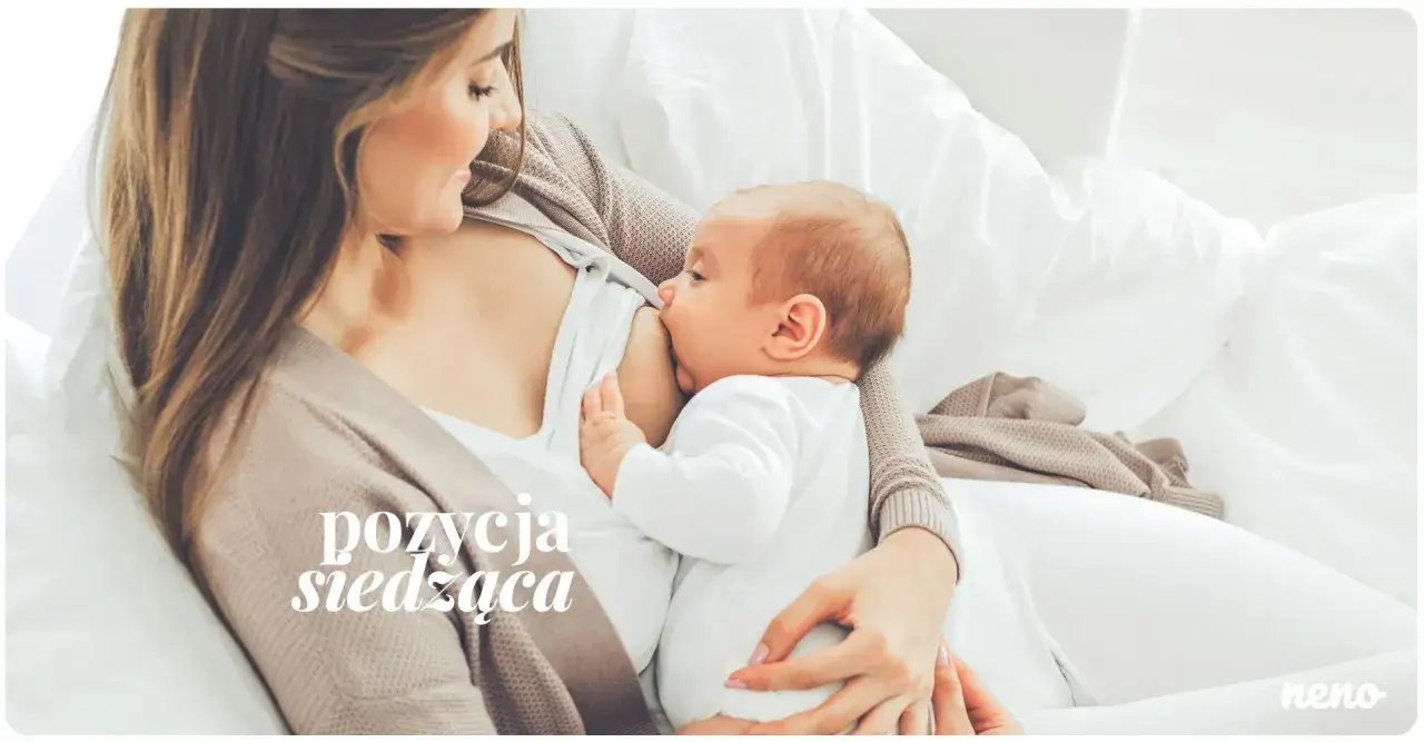 Mama karmi piersią dziecko w pozycji siedzącej. To może pomóc, kiedy mija refluks u niemowlaka.