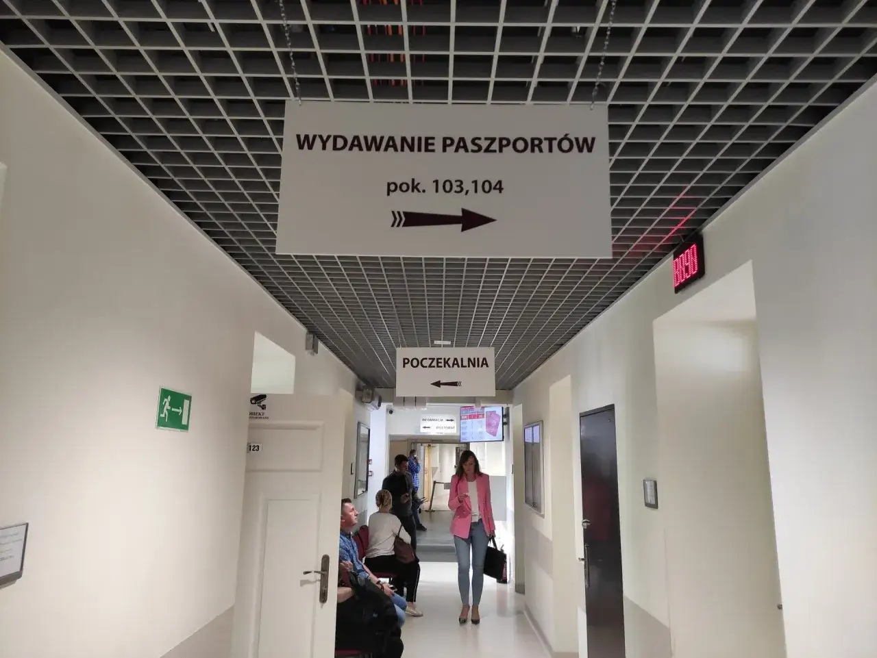 Wydawanie paszportów w lubelskim urzędzie wojewódzkim w Lublinie. Poczekalnia i kierunek do pokoi 103, 104.