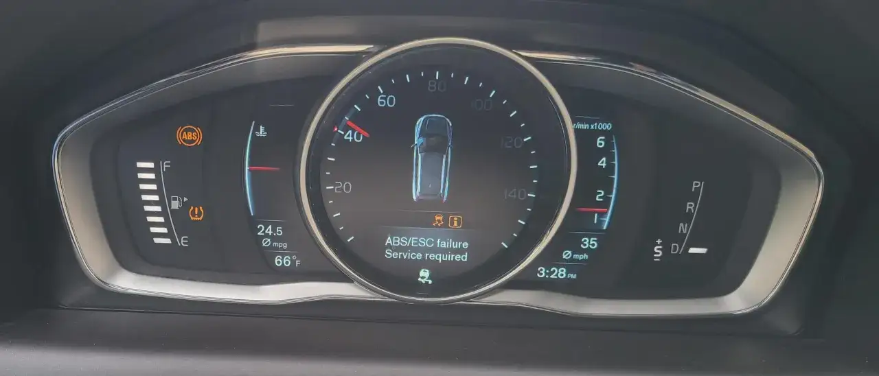 Varning f&ouml;r ABS/ESC-fel p&aring; din Volvo. Service erfordras. Kontrollera &auml;ven d&auml;cktrycket.