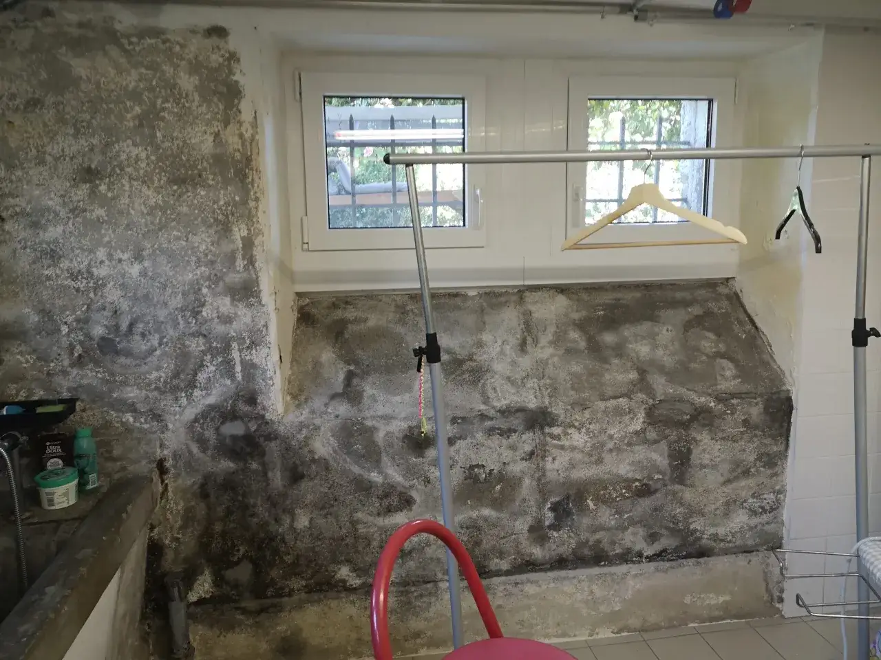 Feuchte Wände im Keller eines Hauses, deutet auf Probleme mit der Drainage hin.