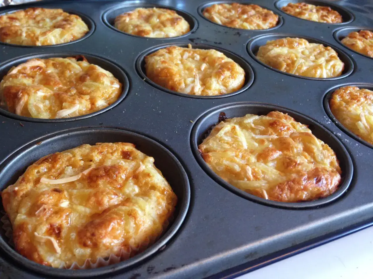 Nybakade matmuffins i ett muffinspl&aring;t. Ett perfekt matmuffins recept f&ouml;r en snabb och god m&aring;ltid.