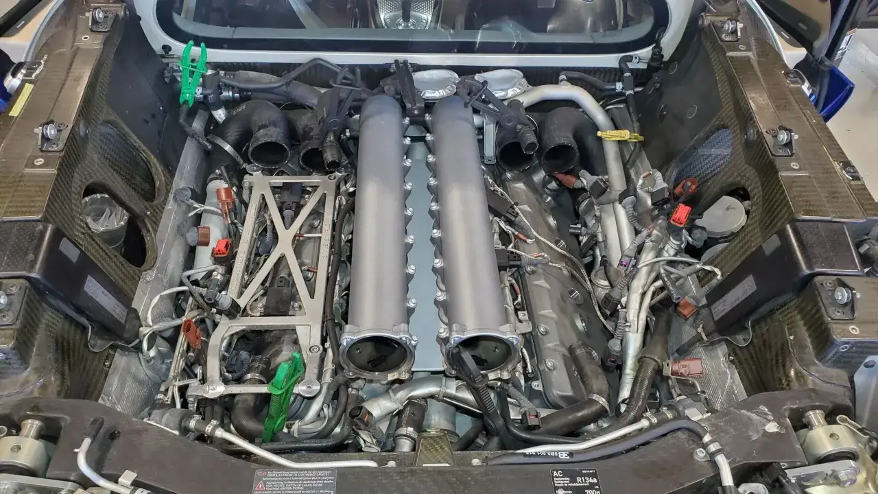 Mechanik serwisujący Bugatti Veyron
