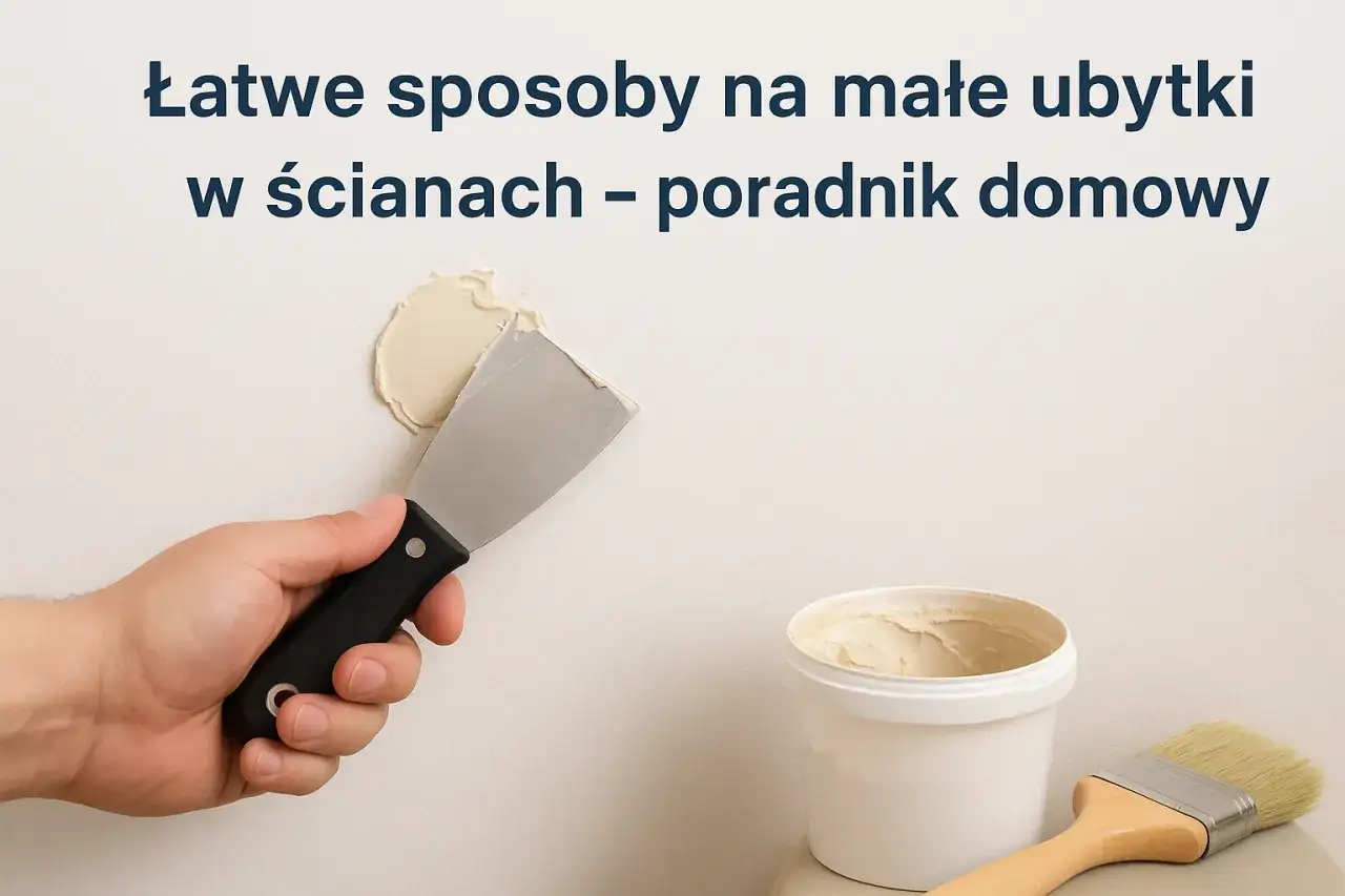 Jak naprawić odprysk tynku? Dłoń z kielnią nakłada masę szpachlową na ubytek w ścianie. Obok wiaderko z masą i pędzel.