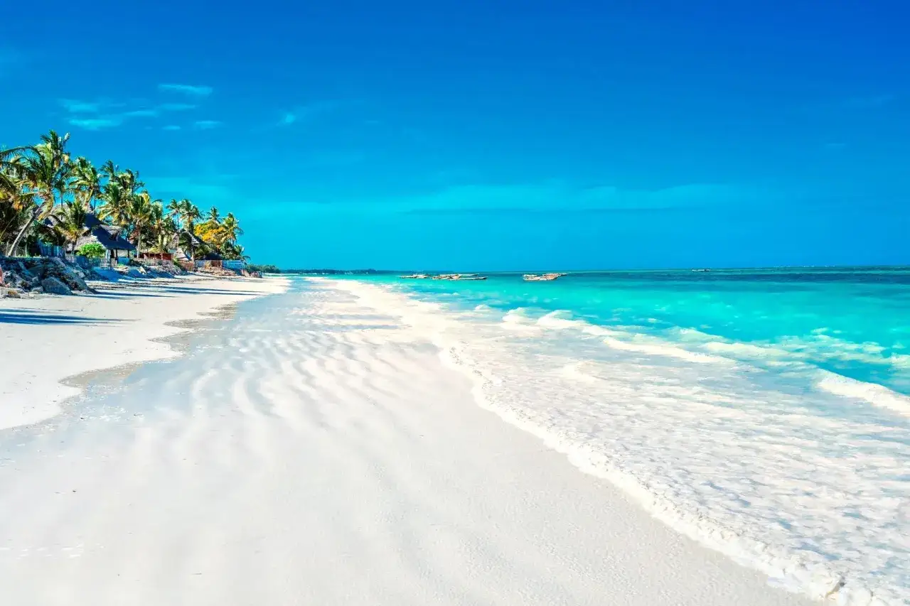 Rajska plaża na Zanzibarze w styczniu. Błękitne niebo, turkusowa woda i biały piasek. Idealna pogoda na wakacje.