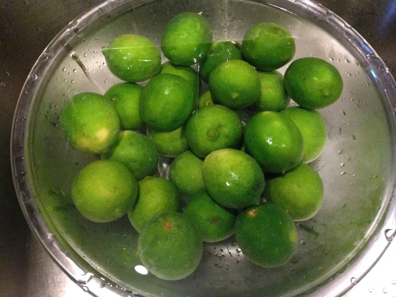 Ein Glas voller frischer Limetten, bereit zur Zubereitung für limetten haltbar machen.