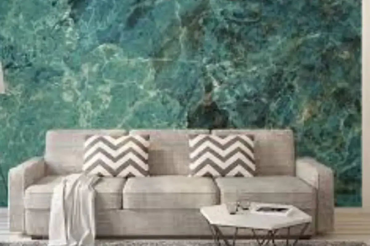 Soggiorno moderno con divano grigio e carta da parati su cartongesso effetto marmo verde acqua.