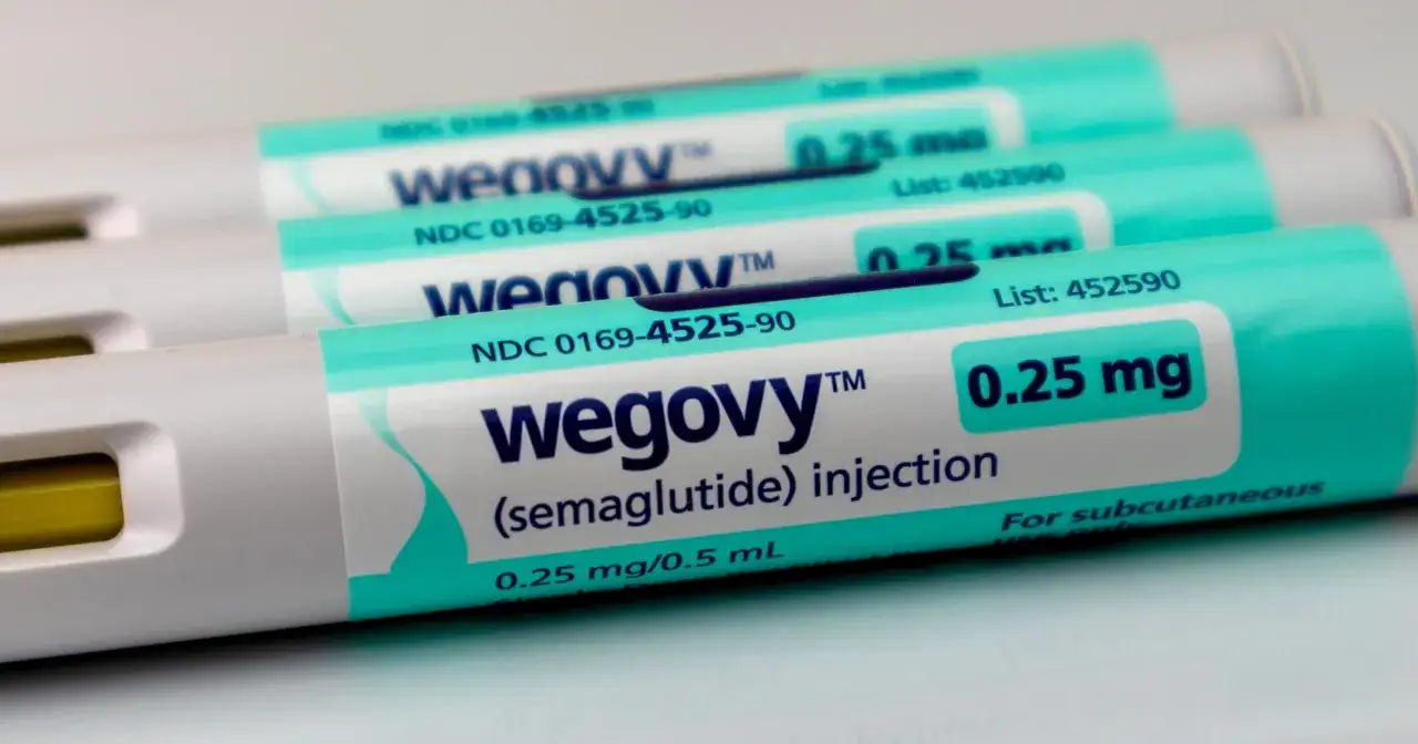 Wegovy (semaglutyd) wstrzykiwacz. Przed użyciem leku Wegovy skutki uboczne mogą być różne, należy skonsultować się z lekarzem.
