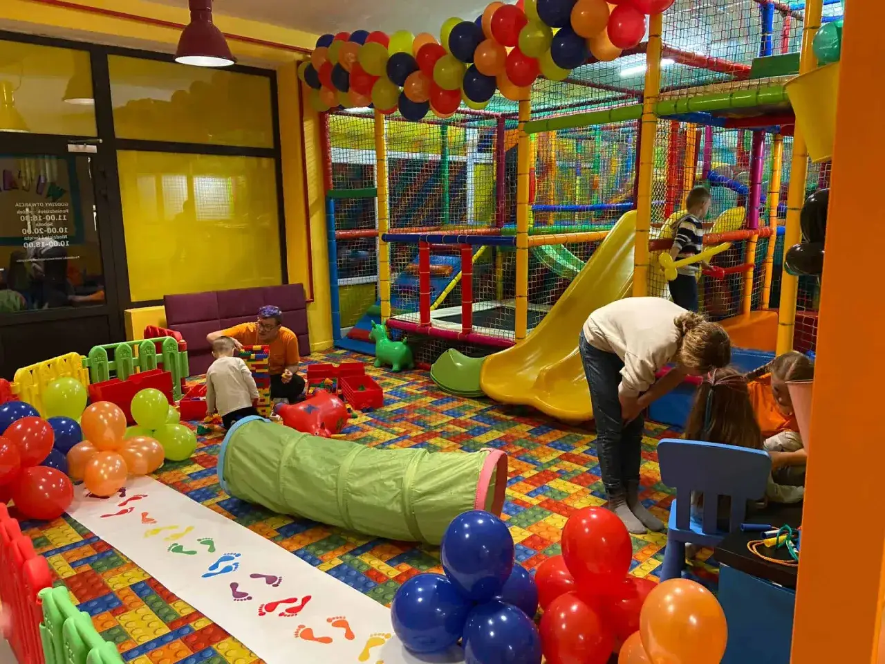 Kolorowy plac zabaw z tunelem, zjeżdżalnią i mn&oacute;stwem balon&oacute;w. To idealne byt&oacute;w atrakcje dla dzieci, gdzie radość i zabawa nigdy się nie kończą.