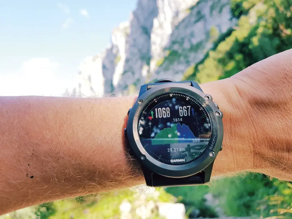 Garmin Fenix Sapphire HR zeigt 1068 H&ouml;henmeter und 667 Herzschl&auml;ge pro Minute beim Wandern in den Bergen.
