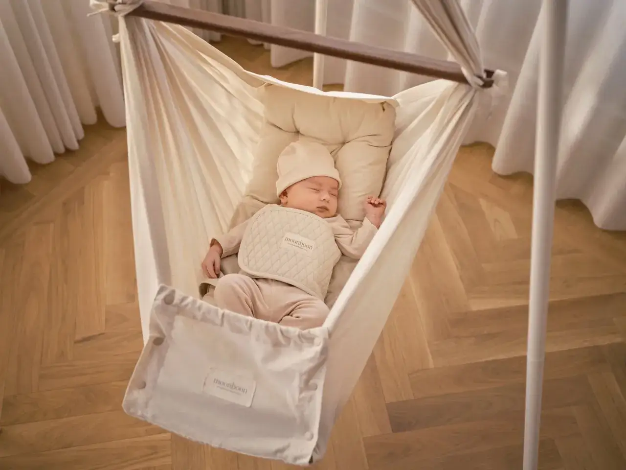 S&ouml;t bebis sover i en vagga med spj&auml;ls&auml;ngsskydd.