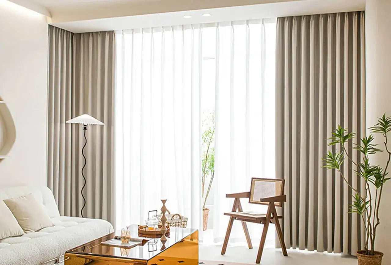 Stilvolle gardinen dekorieren das Wohnzimmer. Helle Stoffe und ein gemütliches Sofa schaffen eine einladende Atmosphäre.