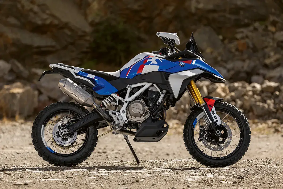 Motocicleta BMW 450 GS lista para la aventura, con dise&ntilde;o deportivo y llantas todoterreno.