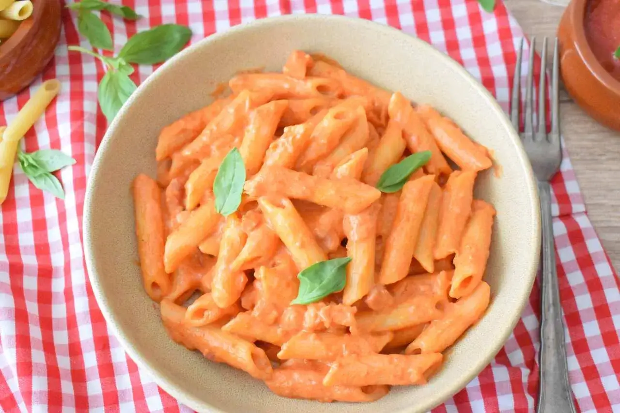 Penne w kremowym sosie pomidorowym, idealne na szybki obiad. Ten prosty przepis na makaron zachwyci każdego.