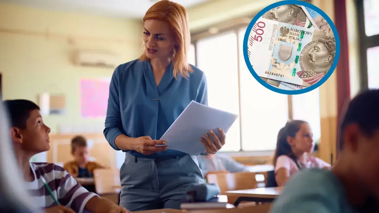 Nauczycielka z dokumentami w klasie, obok symboliczne pieniądze, sugerujące godziny ponadwymiarowe nauczycieli i ich wynagrodzenie.